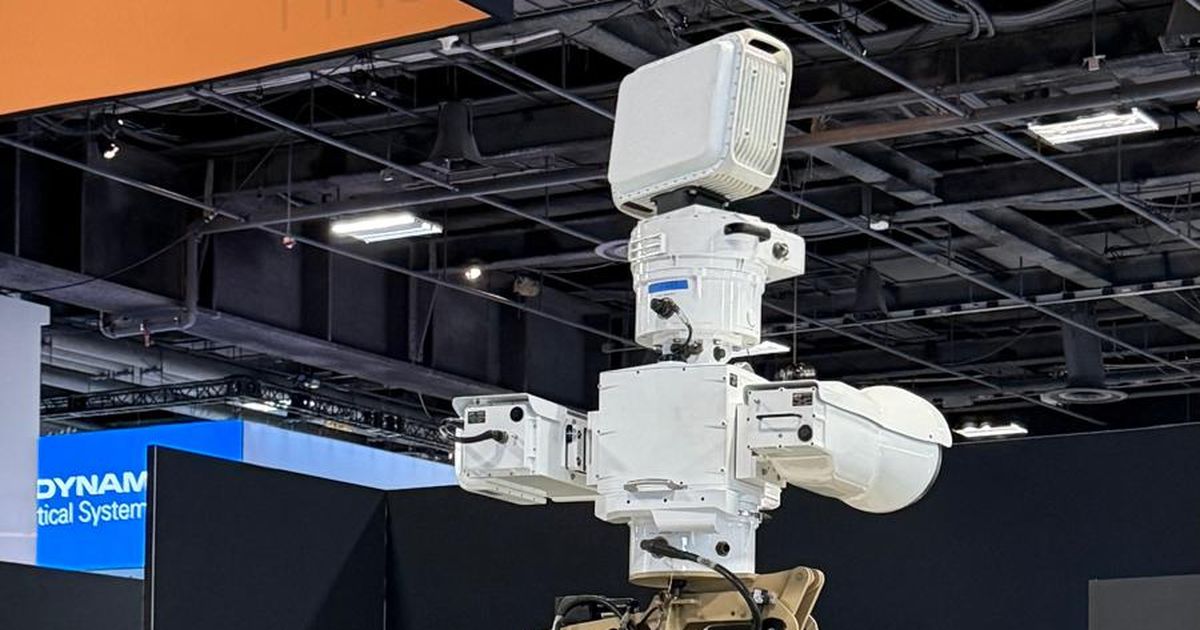 Sensor head of a vehicle-mounted counter-UAS mast with a radar panel and EO/IR turrets